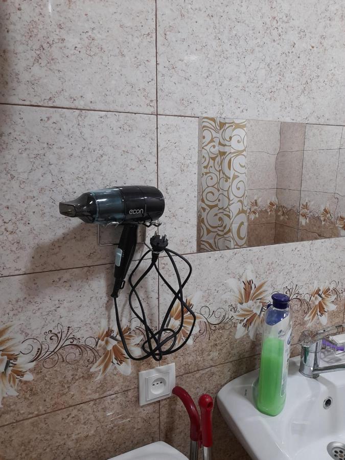 Alex Bnb Tat'ev Luaran gambar